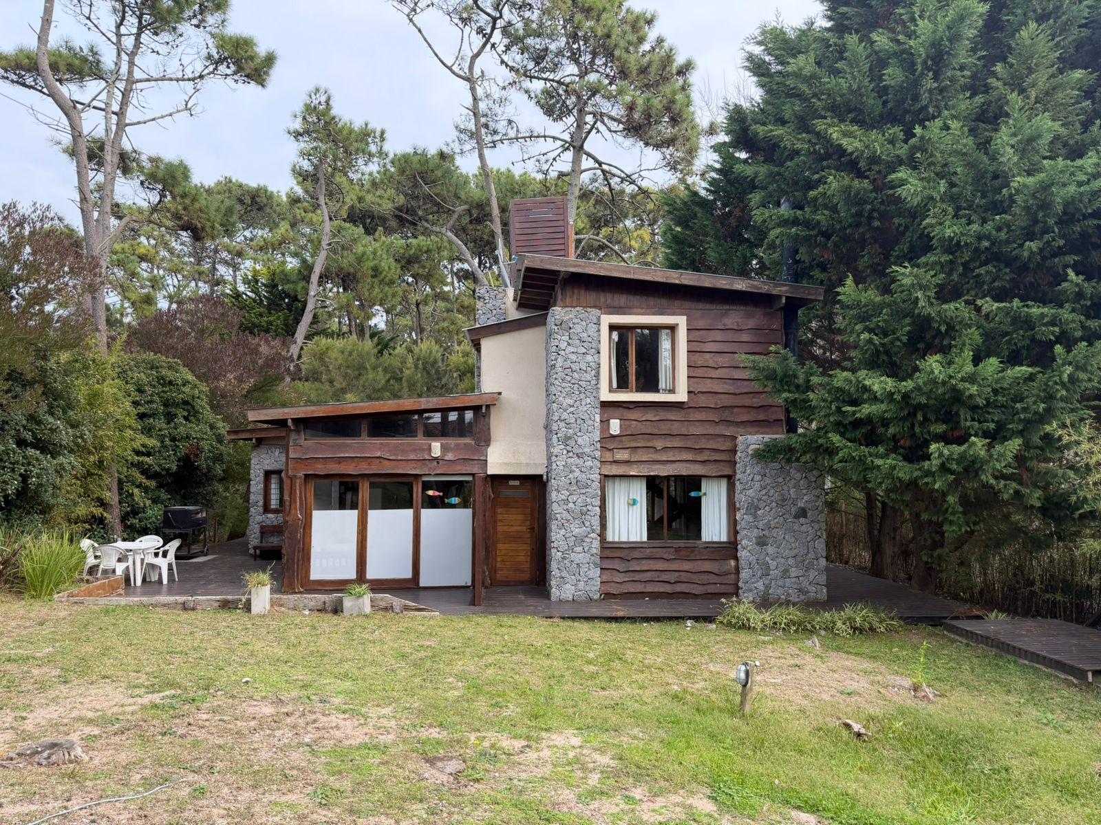 Dos Casas - Calle 44 entre Mar Azul y Mar del Plata