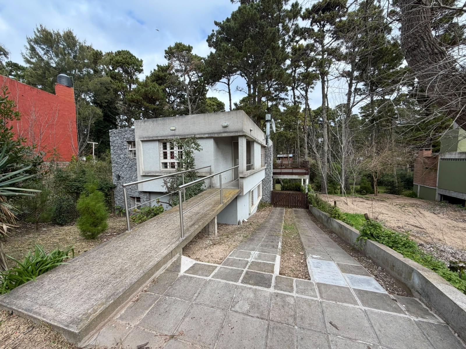 Calle 34 entre Miramar y Necochea  al 800